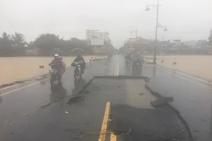 Chủ đầu tư lên tiếng vụ lũ lột lớp nhựa đường Đập Đá 