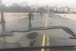 Lũ lột lớp nhựa đường trên mặt cầu Đập Đá ở Huế