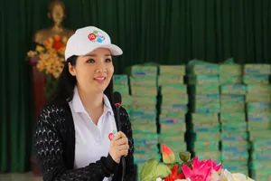 Hoa hậu Giáng My thăm và tặng quà người dân vùng lũ