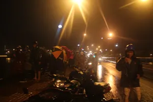 Đang đi cùng cha, nam thanh niên bất ngờ nhảy cầu tự tử