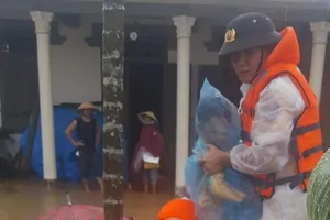 Công an vượt lũ đưa cháu bé gần 1 tuổi đi cấp cứu