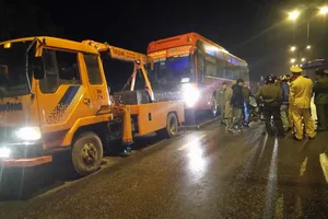 Xe khách Phương Trang va chạm với xe máy, 2 người tử vong