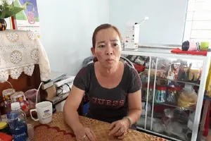 Đang nằm trên giường bị cướp kề dao lấy vàng