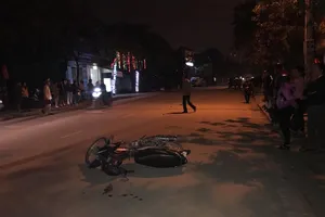 Va vào xe cảnh sát, đôi nam nữ nhập viện