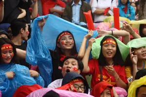 Người dân Đà Nẵng đội mưa cổ vũ U-23 Việt Nam