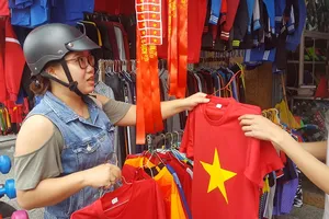 Giá áo cờ đỏ sao vàng tăng đột biến lần trước giờ G