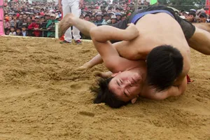 Nô nức xem trai Huế so tài trên sới vật làng Sình