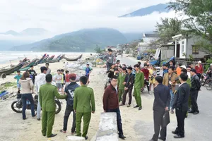 Dùng kiếm uy hiếp đôi nam nữ để cướp tài sản