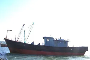 Một tàu có ghi chữ Trung Quốc trôi dạt trên biển