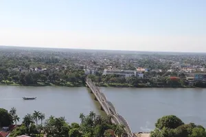 Dùng gỗ lim Nam Phi để lát đường đi bộ trên sông Hương