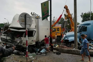 Container cày dải phân cách, lao vào xe tải