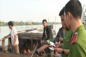 Bắt giữ 5 thuyền khai thác cát trên sông Hương 