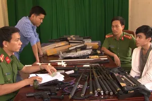 Thu giữ nhiều kiếm Nhật, súng bắn đạn bi ở Huế