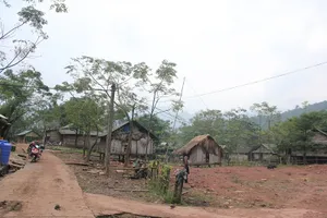 Bé 8 tuổi chấn thương sọ não vì bị ném chai bia