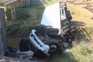 Xe container lao từ cầu xuống suối