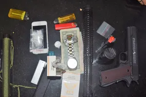 Thấy công an bỏ chạy, lộ ra ma túy, súng