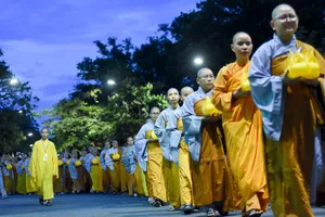 Hàng ngàn người tham gia lễ rước Phật tại Huế