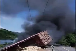 Container lao xuống vực, bốc cháy dữ dội