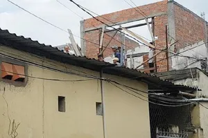 'Ngáo đá' cầm dao cố thủ trên mái nhà 