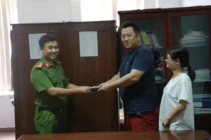 Trao trả tài sản do khách nước ngoài đánh rơi tại Huế