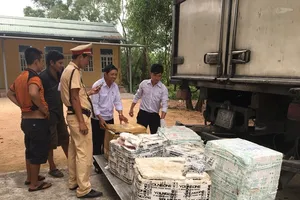 Phát hiện ô tô chở 300 kg nội tạng và thịt động vật bốc mùi 