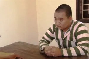 Sắm trang phục công an đi lừa người nhẹ dạ