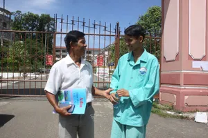 Thí sinh đi thi với trang phục... bệnh nhân