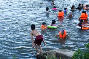 Nóng gần 40 độ, người dân cố đô ra sông Hương tắm mát