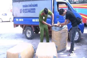 Hơn 3 tạ thịt bốc mùi bị 'bỏ quên' ở bến xe 