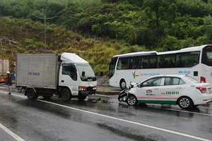 Taxi va chạm với xe tải, 3 người bị thương