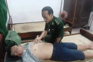 9 ngư dân Quảng Nam bị sóng đánh chìm ở cửa biển Thuận An