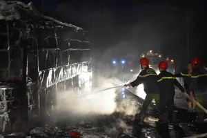 Xe khách bất ngờ bốc cháy, hành khách hốt hoảng thoát thân