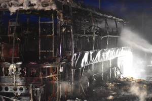 Cận cảnh vụ xe khách bốc cháy kinh hoàng ở Huế