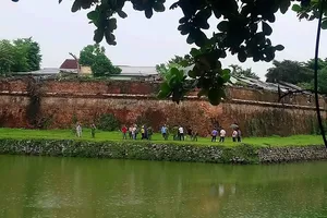 Bị đuổi đánh, thanh niên nhảy xuống hồ tử vong