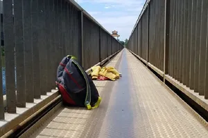 Bỏ lại ba lô, cô gái gieo mình xuống sông Hương