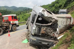 Tài xế container mắc kẹt trong ca bin sau khi lao vào vách núi