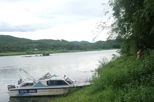 1 nam du khách nước ngoài chết lõa thể trên sông Hương