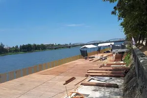 Đường đi bộ gỗ lim ở Huế xuất hiện nhiều vết nứt