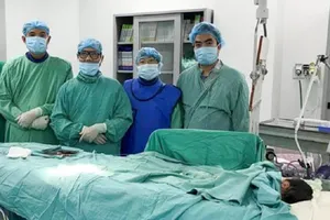 Bé 1 ngày tuổi được cứu sống ngoạn mục