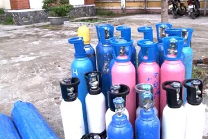 Hàng chục bình khí cười trên ô tô đi Đà Nẵng