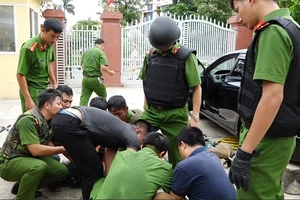 Mang dao vô trụ sở đe dọa công an