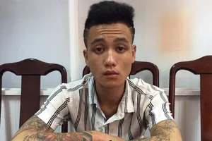 Rút súng nhựa cưỡng đoạt tài sản chủ cơ sở massage