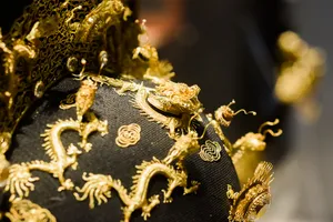 Đến Huế ngắm rồng - phượng trên bảo vật triều Nguyễn