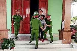 Cha ruột nhốt 3 con nhỏ trong phòng ép cùng tự thiêu