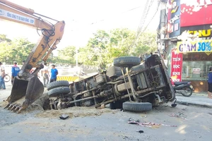Huế: Xe tải sập hố công trình, 2 người bị thương