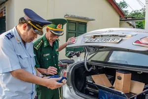 Truy đuổi ô tô chở hơn 200 chai rượu ngoại không giấy tờ