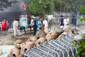 Nhà xưởng cháy dữ dội, người dân giúp di dời tài sản