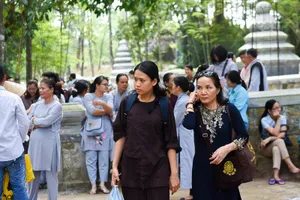 Phật tử đổ về chùa mong gặp thiền sư Thích Nhất Hạnh