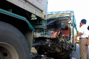 Va chạm xe đầu kéo, tài xế, phụ xe tải tử vong trong cabin