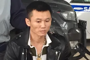 Truy đuổi ô tô chạy quá tốc độ, phát hiện đối tượng có súng